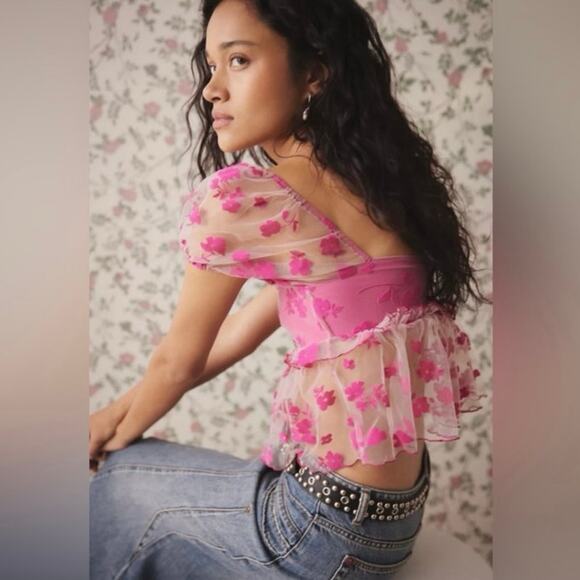 NEW Urban Outfitters Kimchi Blue Claudia Pink Floral Mesh Babydoll Blouse Top M - Picture 3 of 9
